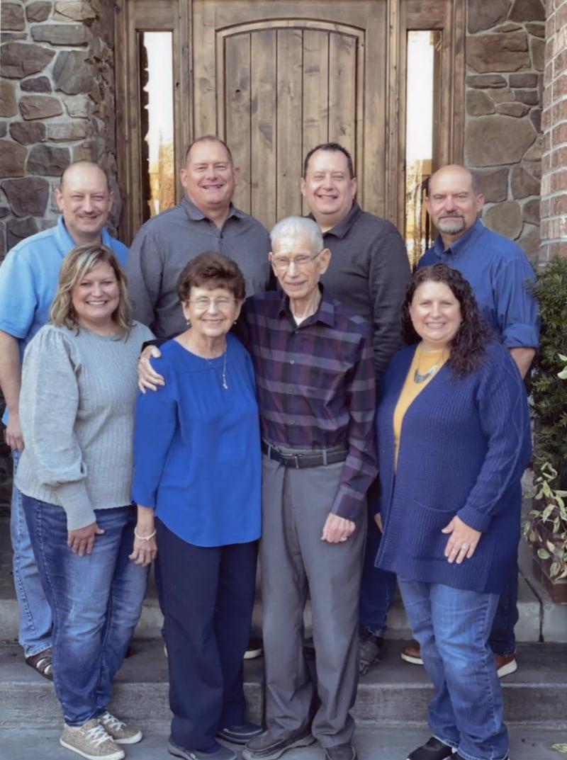 Ron e Linda Mortensen sorriem para uma foto de família com seus seis filhos em Providence, Utah, novembro de 2021.