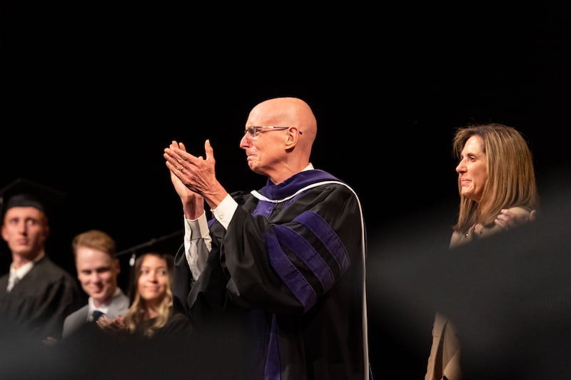 O presidente Henry J. Eyring, da BYU-Idaho, aplaude os alunos enquanto eles o aplaudem de pé, durante a cerimônia de formatura em Rexburg, Idaho, na quarta-feira, 19 de julho de 2023. O presidente Eyring completa seu mandato em 1º de agosto.