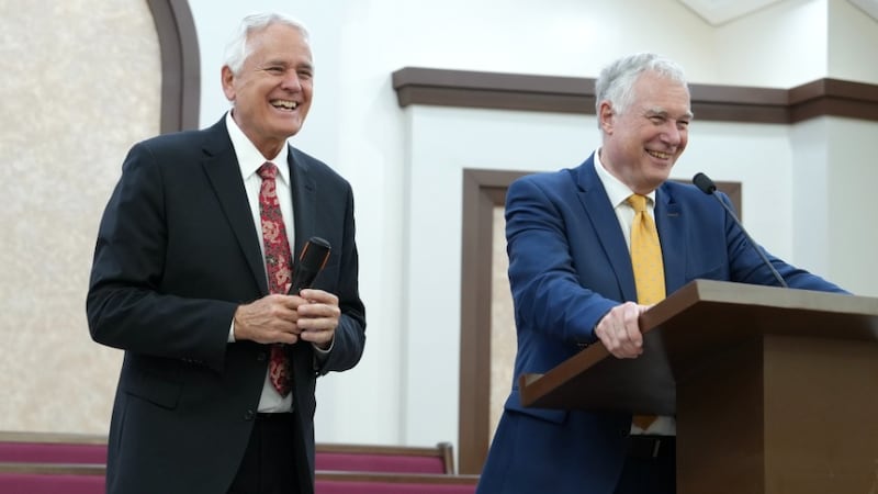Elder William K. Jackson e Elder Erich W. Kopischke respondem a perguntas durante o dia de mídia do Templo de Davao Filipinas na cidade de Davao, Filipinas, em 23 de março de 2026.