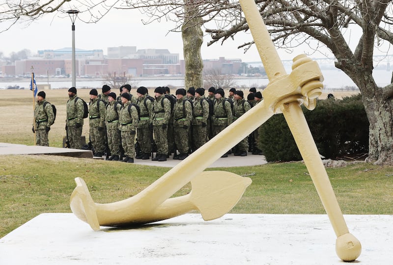 Candidatos a oficiais navais dos EUA preparam-se para marchar na Naval Station Newport em Newport, Rhode Island, na sexta-feira, 2 de fevereiro de 2024.