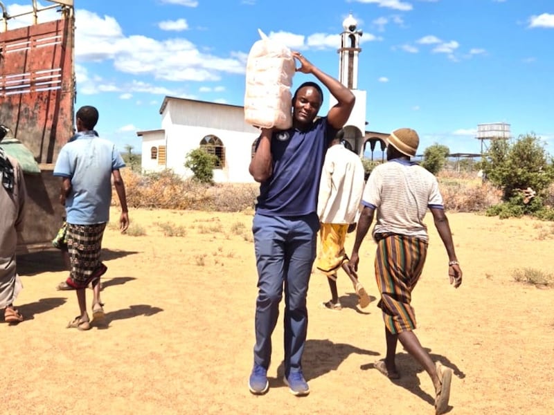 Denis Mukasa descarrega alimentos para distribuição em Korr, Quênia, 29 de maio de 2026.