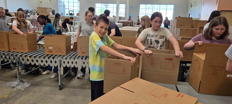 Jovens montam caixas de alimentos doados no Banco de Alimentos de St. Mary's, de Phoenix, Arizona para o Global Youth Service Day no sábado, 18 de abril de 2026.