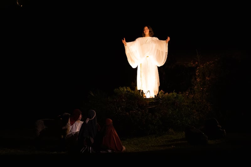 Holland Allebes Anderson interpreta um anjo aparecendo aos pastores, na produção de “Siga a Estrela: O Presépio ao Vivo” em Rancho Santa Margarita, Califórnia, 2 de dezembro de 2022.