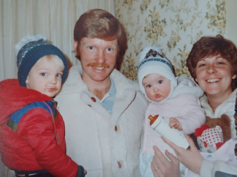 Jon Ryan Jensen, à esquerda, com seu pai, Jon, sua irmã Kelly e sua mãe, Linda, por volta do Natal de 1983.