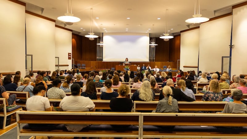 Membros da Igreja se reúnem para ouvir a Irmã Kristin M. Yee em uma capela em Viena, Áustria, 1º de setembro de 2026.
