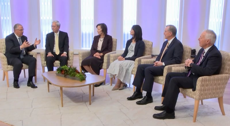 Líderes da Igreja falam em um ambiente de conselho para um vídeo instrutivo sobre trabalho de templo e história da família.