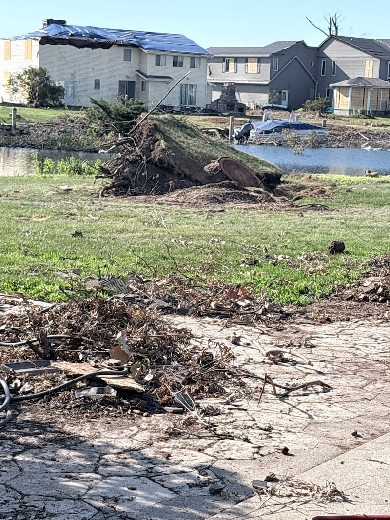 Destruição no nordeste de Wisconsin causada por um tornado EF-3 que tocou o solo em 27 de julho de 2026.