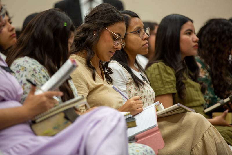 Sisteres missionárias tomam notas durante o devocional com Elder Gary E. Stevenson do Quórum dos Doze Apóstolos de Monterrey, México.
