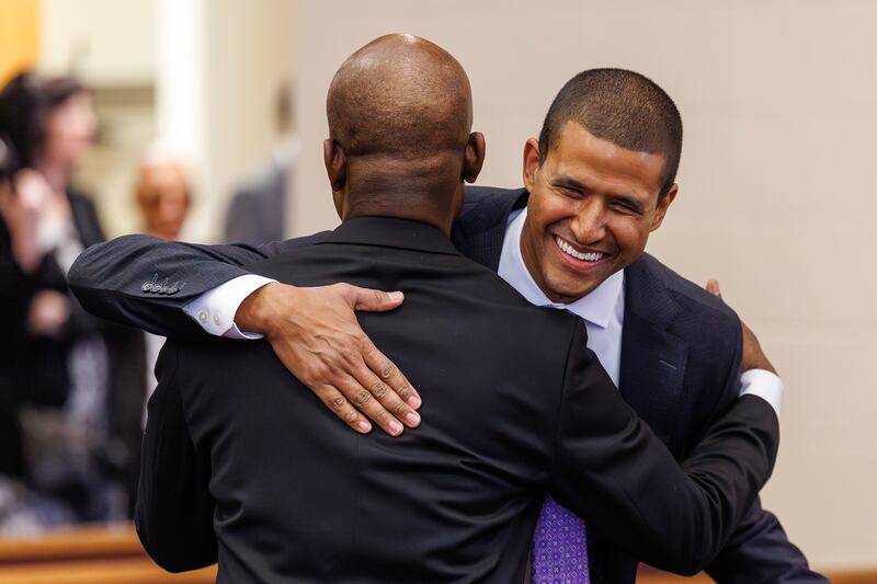 O bispo Denis Akulu, da Ala Treasure Valley (Swahili), abraça o presidente Elijah Watkins no dia em que a ala foi criada em Boise, Idaho. Domingo, 8 de fevereiro de 2026.