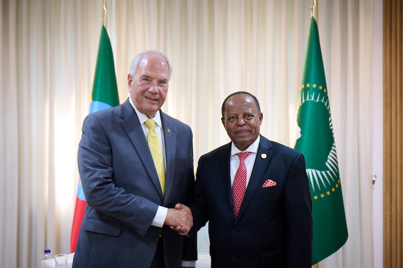 Elder Ronald A. Rasband aperta a mão do Presidente da Etiópia Taye Atske Selassie em Adis Abeba, Etiópia, 30 de outubro de 2025.