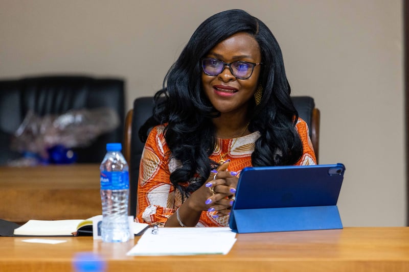Haja Ramatulai Wurie, ministro da educação técnica e superior de Serra Leoa, fala durante um encontro com Élder Clark G. Gilbert do Quórum dos Doze Apóstolos em Freetown, Serra Leoa, na quarta-feira, 26 de agosto de 2026.
