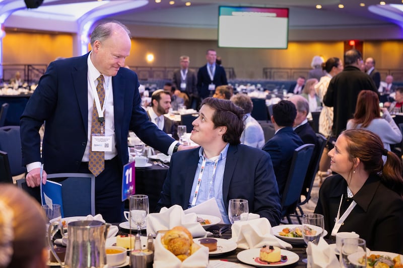 Elder Marcus B. Nash da Presidência dos Setenta cumprimenta convidados em um jantar do Global Faith Forum em Washington, D.C., na terça-feira, 3 de fevereiro de 2026.