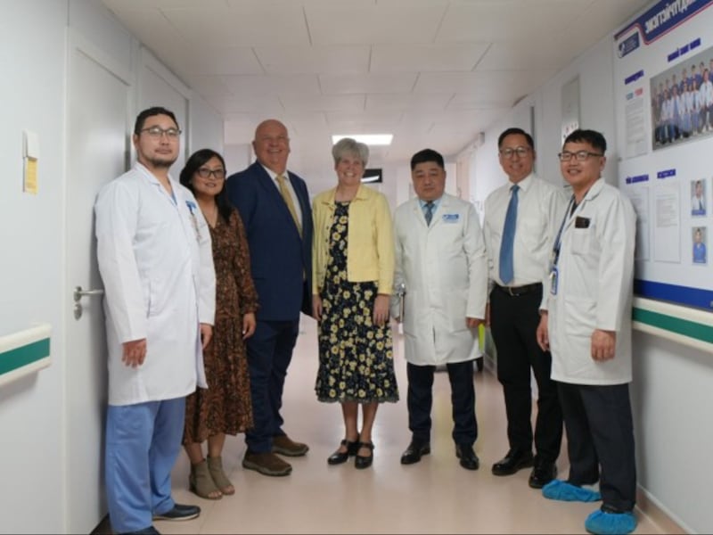 Representantes de A Igreja de Jesus Cristo dos Santos dos Últimos Dias se reúnem com médicos do National Center for Maternal and Child Health em Ulaanbaatar, Mongólia, após uma doação de equipamentos da Igreja em 18 de junho de 2026.