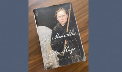 Élder Gerrit W. Gong, do Quórum dos Doze Apóstolos, compartilha uma foto de Os Miseráveis, de Victor Hugo, durante uma transmissão do devocional semanal para estudantes do campus da BYU-Idaho, no dia 20 de outubro de 2020.