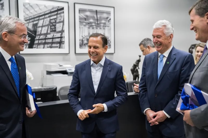 O então governador do estado brasileiro de São Paulo João Doria, segundo a partir da esquerda, se reuniu com Élder Dieter F. Uchtdorf, do Quórum dos Doze Apóstolos, segundo a partir da direita; Élder Patrick Kearon, na época membro da Presidência dos Setenta, à esquerda; e Élder Marcos A. Aidukaitis, à direita, Setenta Autoridade Geral, então presidente da Área Brasil, em 19 de fevereiro de 2019 no Palácio dos Bandeirantes em São Paulo, Brasil.