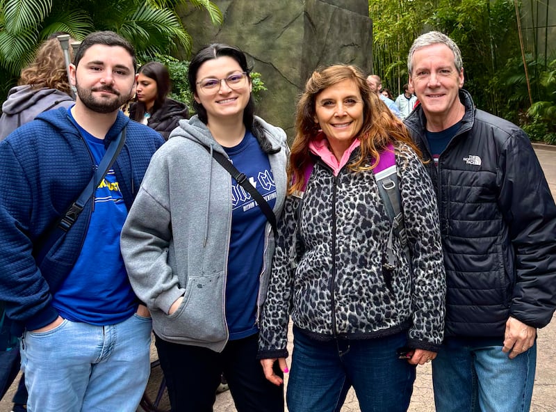 Anna Rast, segunda à direita, sorri com sua família enquanto estão em Orlando, Flórida, fevereiro de 2024.