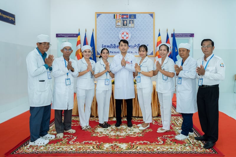 Médicos e enfermeiros mostram apreço pelo seu novo edifício ambulatorial no complexo do Hospital de Referência Preah Net Preah na província de Banteay Meanchey no noroeste do Camboja em 26 de fevereiro de 2026.