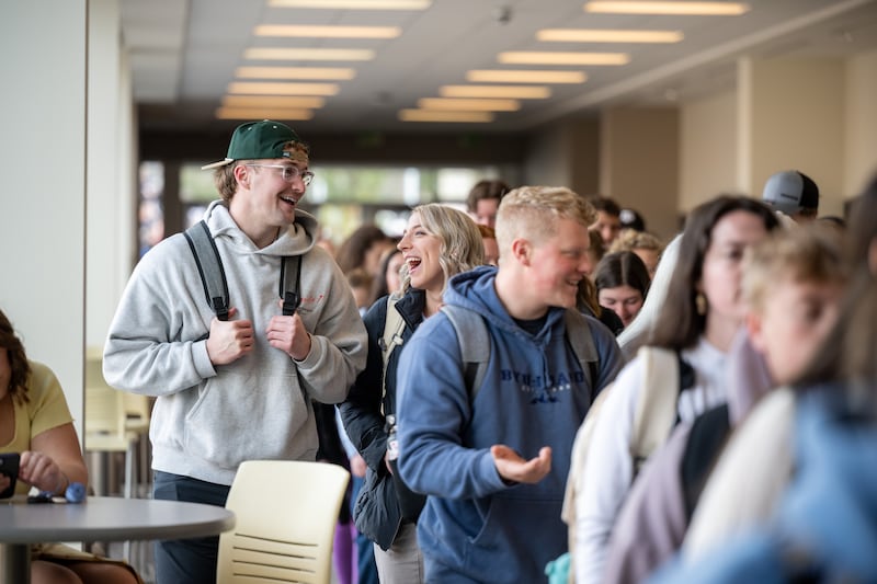 Estudantes da BYU–Idaho reúnem-se no I-Center para ouvir Elder Aaron T. Hall, Setenta Autoridade Geral, dar um discurso no devocional de Rexburg, Idaho, na terça-feira, 3 de março de 2026.