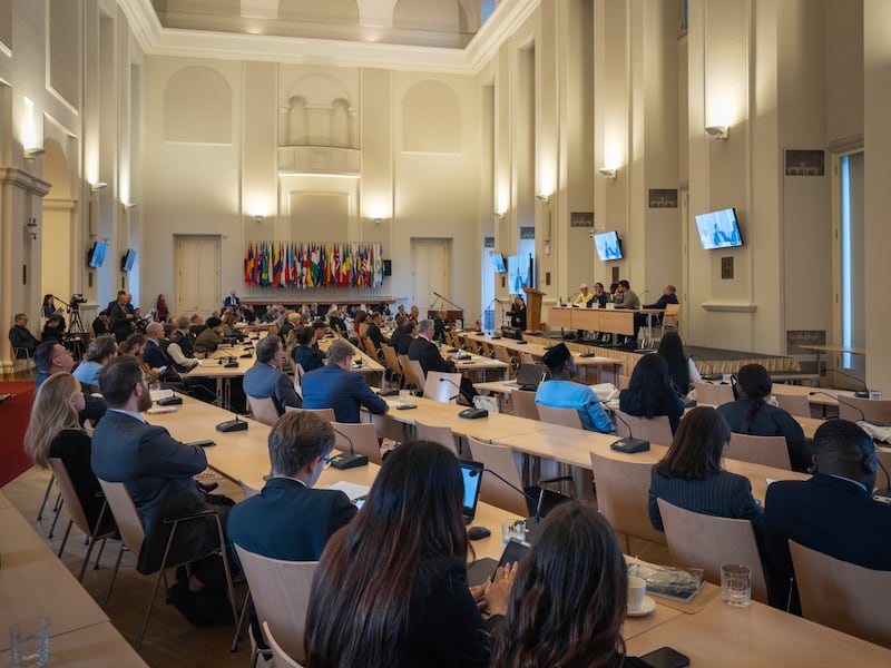 Participantes da Conferência Internacional de Alto Nível da Aliança do Artigo 18 (Aliança Internacional para a Liberdade Religiosa ou de Crença) ouvem os palestrantes durante uma sessão da conferência no Palácio Czernin, a sede do Ministério das Relações Exteriores da República Tcheca em Praga, República Tcheca, em 13 de novembro de 2025.