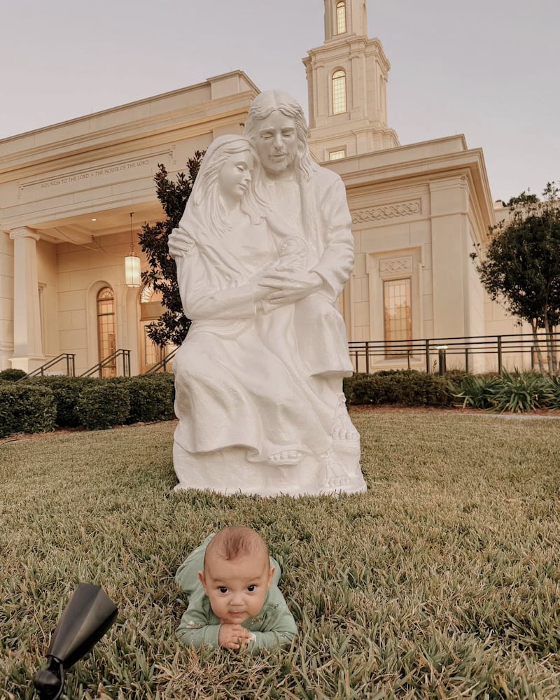 Mikey Mendez deita-se na grama nos terrenos do Templo de Tallahassee Florida em dezembro de 2025.