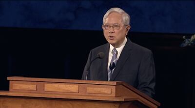 Élder Gerrit W. Gong fala durante a sessão da noite de sábado da 190ª Conferência Geral Anual, no dia 4 de abril de 2020.