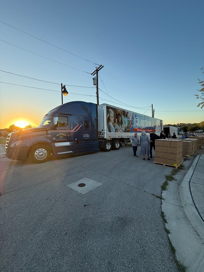 Um caminhão semirreboque entrega alimentos ao Midwest Food Bank em Fort Worth, Texas, em outubro de 2026, como parte do esforço de A Igreja de Jesus Cristo dos Santos dos Últimos Dias para honrar o 250º aniversário da nação, entregando 250 carregamentos de alimentos e suprimentos essenciais a 250 bancos de alimentos em todo o país. O Midwest Food Bank e quatro outros bancos de alimentos na área compartilharão os produtos neste carregamento.