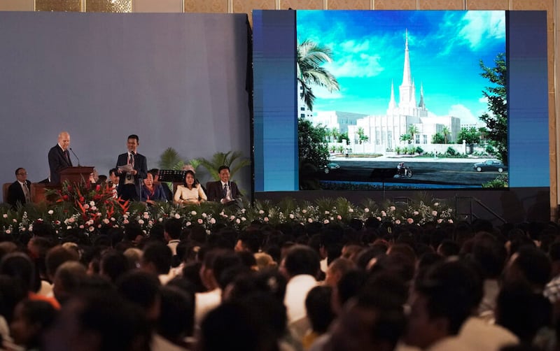 Presidente Russell M. Nelson, de A Igreja de Jesus Cristo dos Santos dos Últimos Dias, mostra uma ilustração do templo de Phnom Penh Camboja, durante um devocional em Phnom Penh, Camboja, em 19 de novembro de 2019.