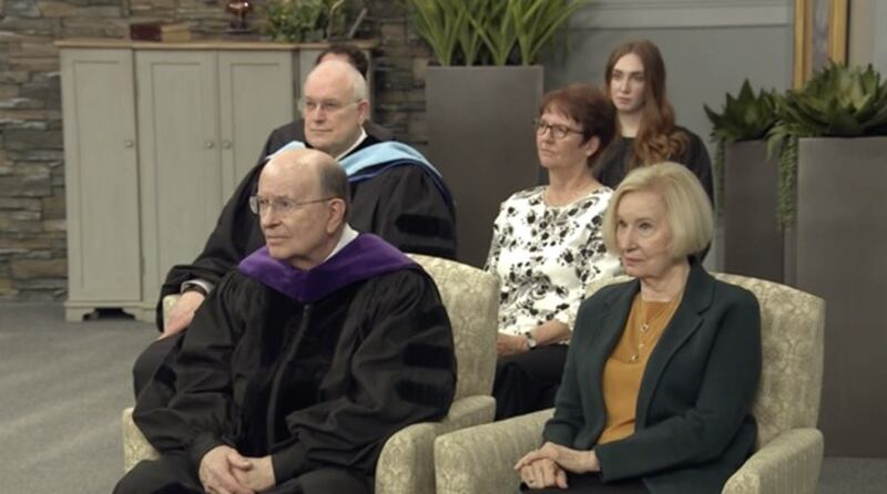 Élder Quentin L. Cook, do Quórum dos Doze Apóstolos, e sua esposa, a irmã Mary Cook, participam da 134ª formatura da Ensign College na sexta-feira, dia 9 de abril de 2021.