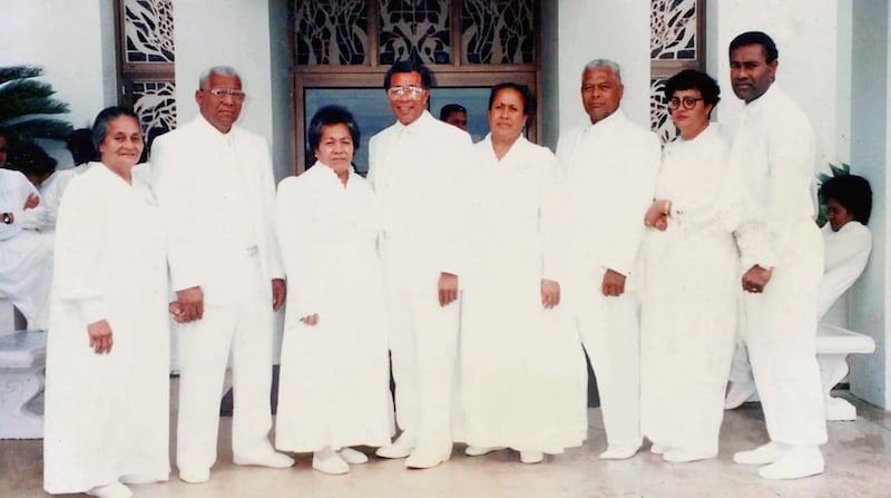 Elder Taniela B. Wakolo e Sister Anita Wakolo, no centro, tiram uma foto com sua família extensa após serem selados no Templo de Nuku'alofa Tonga em 1995.