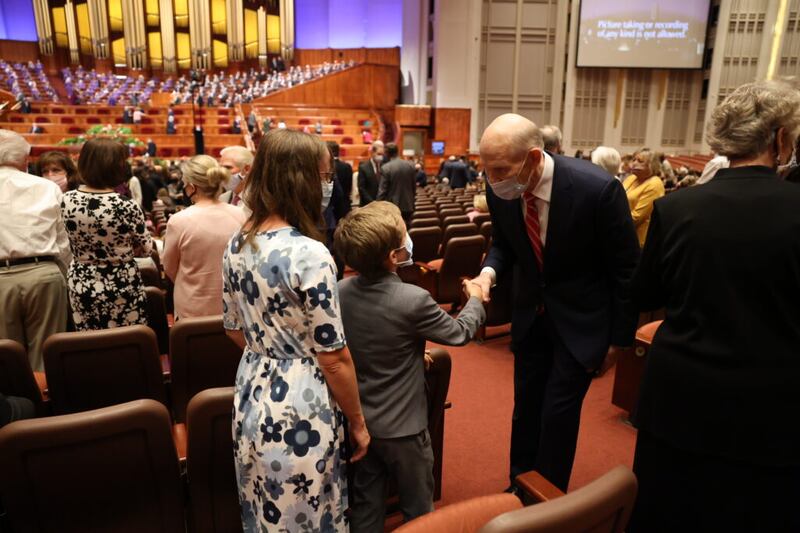 Élder Dale G. Renlund, do Quórum dos Doze Apóstolos, saúda os membros no Centro de Conferências em Salt Lake City antes da sessão da tarde de domingo da 191ª Conferência Geral Semestral de A Igreja de Jesus Cristo dos Santos dos Últimos Dias, no dia 3 de outubro de 2021.