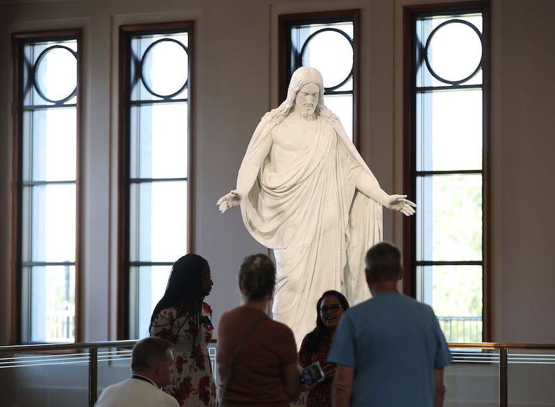 Visitantes fazem tour com uma missionária os guiando pelo Centro de Conferências em Salt Lake City na sexta-feira, 9 de setembro de 2022.
