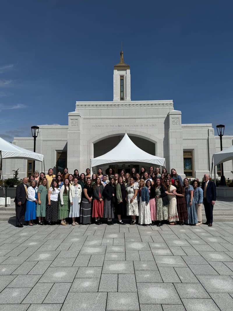 Sisteres missionárias da Missão Oregon Eugene posam em frente ao Templo de Willamette Valley Oregon antes de sua visitação pública, que começou em 23 de abril de 2026.