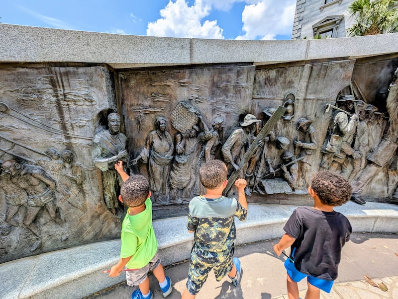 Os três filhos de Vanessa Duerson exploram o Monumento da História Afro-Americana em Columbia, Carolina do Sul, em 27 de junho de 2025.