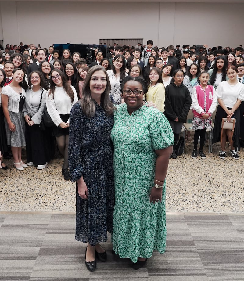 Irmã Tracy Y. Browning e Irmã Andrea Muñoz Spannaus realizam um devocional Cara a Cara com os jovens de Medellin, Colômbia, no domingo, 14 de setembro de 2025.