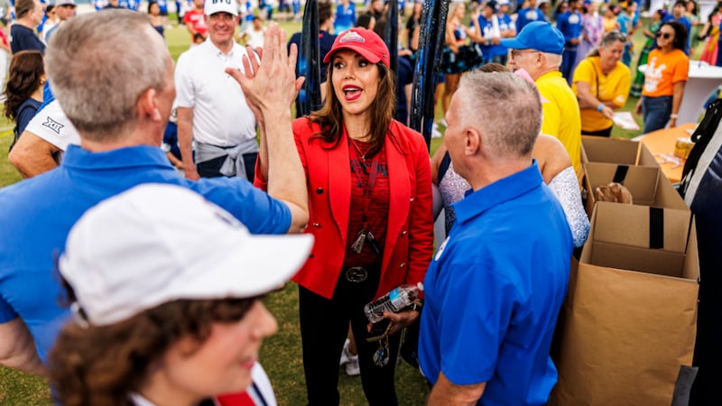 Presidente da BYU C. Shane Reese encontra-se com outros da BYU e da Universidade do Arizona durante a "Operation Sunnyside Read and Feed" antes do jogo BYU-Arizona em Tuscon, Arizona, no sábado, 11 de outubro de 2025.