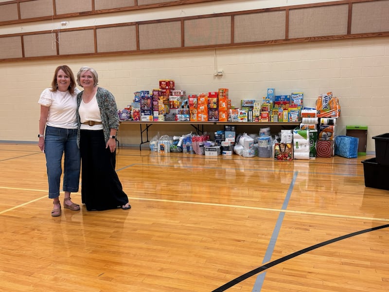 A Presidente da Sociedade de Socorro do Stake Colorado Springs East, Shelli Garrett, se posiciona com a Presidente da Sociedade de Socorro do Stake Pueblo Colorado, Mary Marble, em 10 de julho de 2026, na frente de doações reunidas para evacuados do incêndio de Aspen Acres.