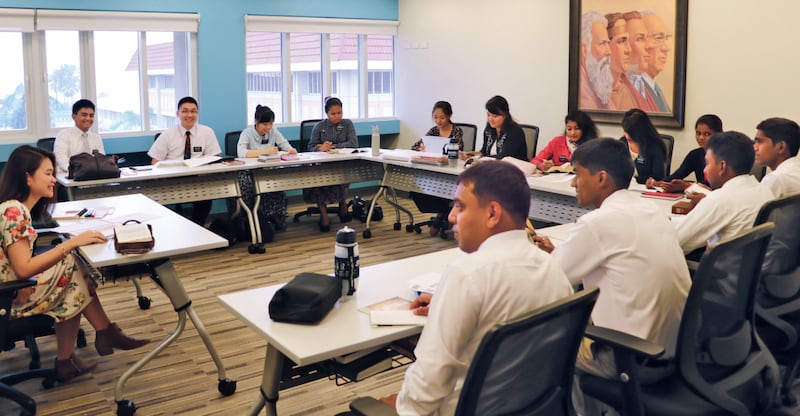 Missionários sentam-se em classe no Centro de Treinamento de Missionários das Filipinas nas Filipinas.