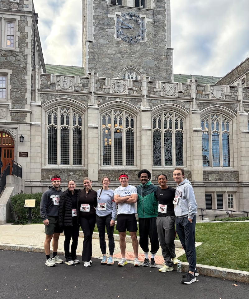 Membros da Ala Monte Auburn dos JAS participam do Welles Crowther Red Bandanna 5k no campus de Boston College em Cambridge, Massachusetts, 25 de outubro de 2025.