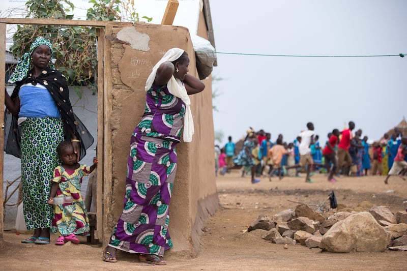 Refugiados estão fora dos abrigos e se reúnem enquanto um visitante chega ao Campo de Refugiados de Minawao, no norte de Camarões, segunda-feira, 18 de abril de 2016.
