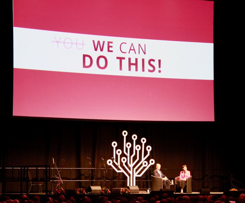 Élder David A. Bednar e sua esposa, irmã Susan Bednar, falam no auditório do ExCel durante conclusão da sessão “Uma noite com élder e irmã Bednar” da RootsTech Londres no sábado, dia 26 de outubro, 2019.