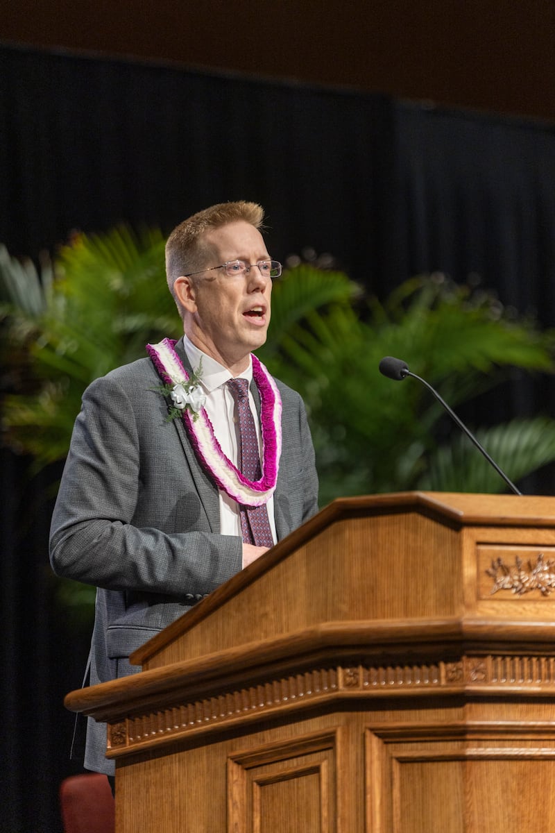 Luke Nichols fala durante o devocional da BYU–Havaí em Laie, Havaí, na terça-feira, 29 de setembro de 2026.