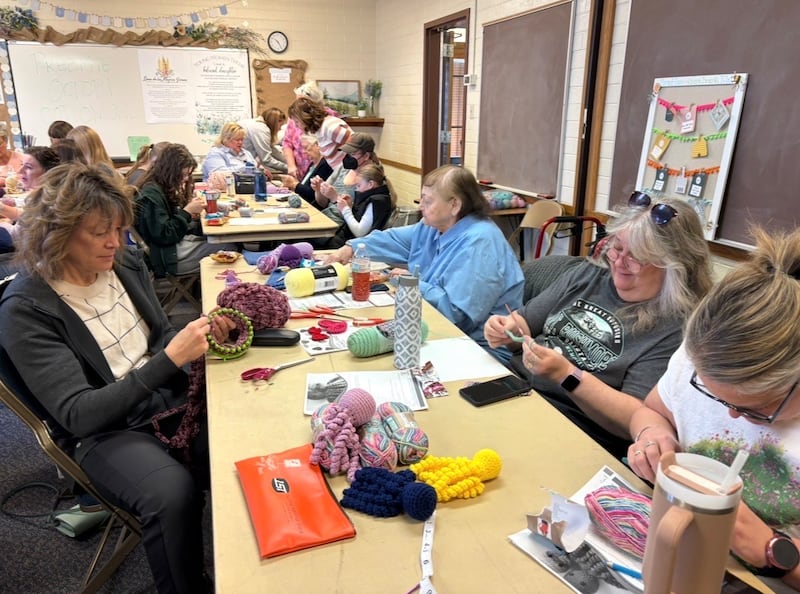 Membros da Estaca Reno Nevada crochetar polvos e outros itens de bebê para Close Knit Friends doar a bebês prematuros nas UTIN locais em fevereiro de 2025 em Reno, Nevada.