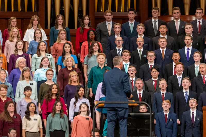 Um coro de missionários de proselitismo, serviço e seniores canta durante a sessão da tarde de sábado da conferência geral de outubro de 2022, no Centro de Conferências em Salt Lake City, Utah, em 1º de outubro de 2022.