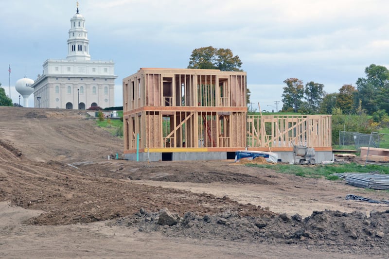 A casa de Edward e Anne Hunter durante a reconstrução na cidade histórica de Nauvoo, Illinois, em 2019. A casa da família Hunter faz parte do Distrito do Templo de Nauvoo.