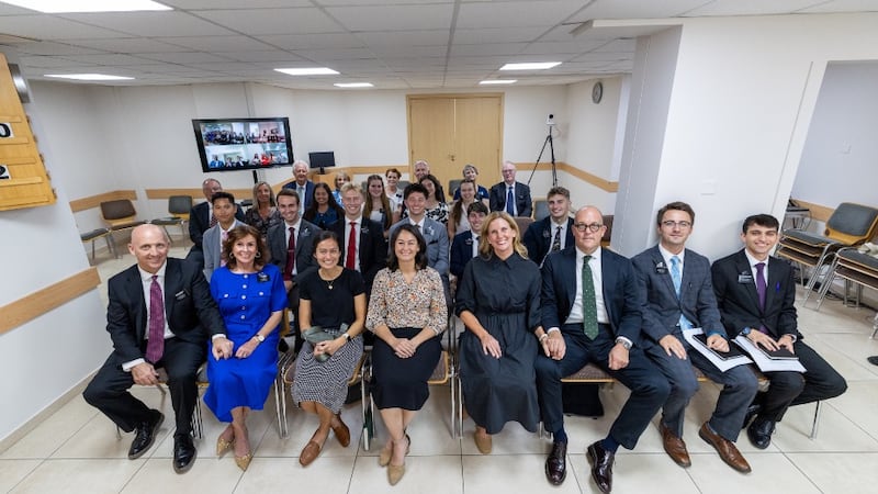 Missionários da Missão de Atenas, Grécia, reúnem-se pessoalmente e online com a Irmã Kristin M. Yee, segunda conselheira da presidência geral da Sociedade de Socorro, durante uma reunião em Larnaca, Chipre, em 2 de setembro de 2026.
