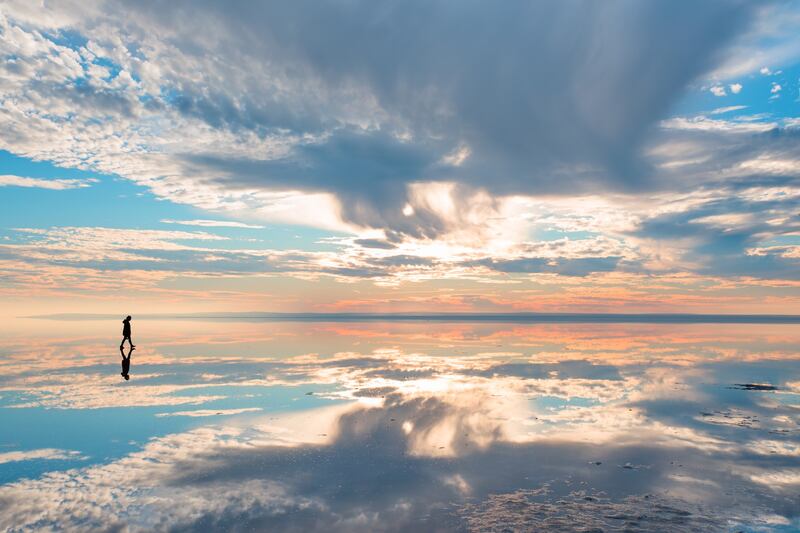 “Sua vida está adiante de vocês e, ao viverem dignamente ano após ano, asseguro que suas experiências lhes confirmarão novamente que Jesus é o Cristo. Vocês podem e encontrarão paz. O Salvador nos relembra: ‘Não vos deixarei órfãos; voltarei para vós’ (João 14:18)”, escreveu Élder Neil A. Anderson.