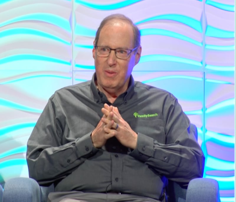 David Ouimette fala sobre as diretrizes para o uso responsável de IA na genealogia na RootsTech 2026 em Salt Lake City.