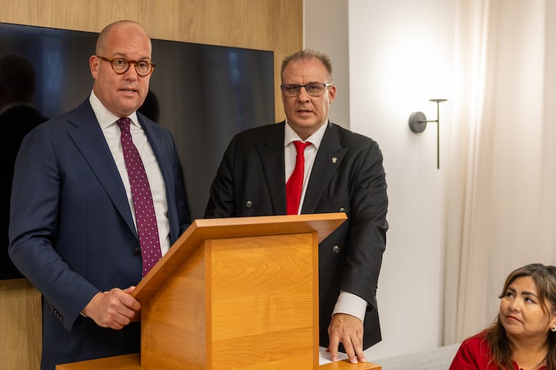 Elder James W. McConkie — segundo conselheiro da Presidência da Área Europa Central, à esquerda — fala aos membros e amigos da Igreja reunidos presencialmente e em toda a Polônia via transmissão durante uma sessão de dedicação do novo centro de visitantes Nowy Świat em Varsóvia, Polônia, na segunda-feira, 25 de agosto de 2025.