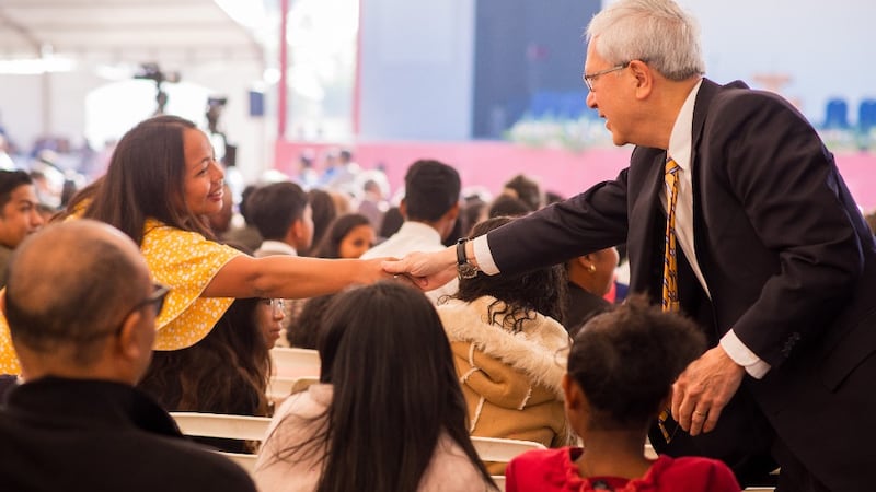 Élder Gerrit W. Gong interage com membros da Igreja antes de uma conferência especial em Antananarivo, Madagascar, 24 de maio de 2026.