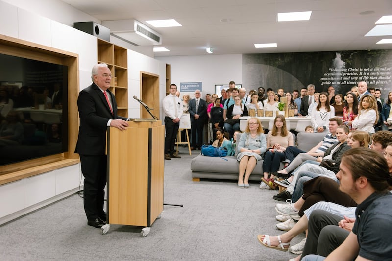 Élder Jack N. Gerard se prepara para dedicar o Instituto de Religião de Frankfurt em Frankfurt, Alemanha, 18 de abril de 2026.